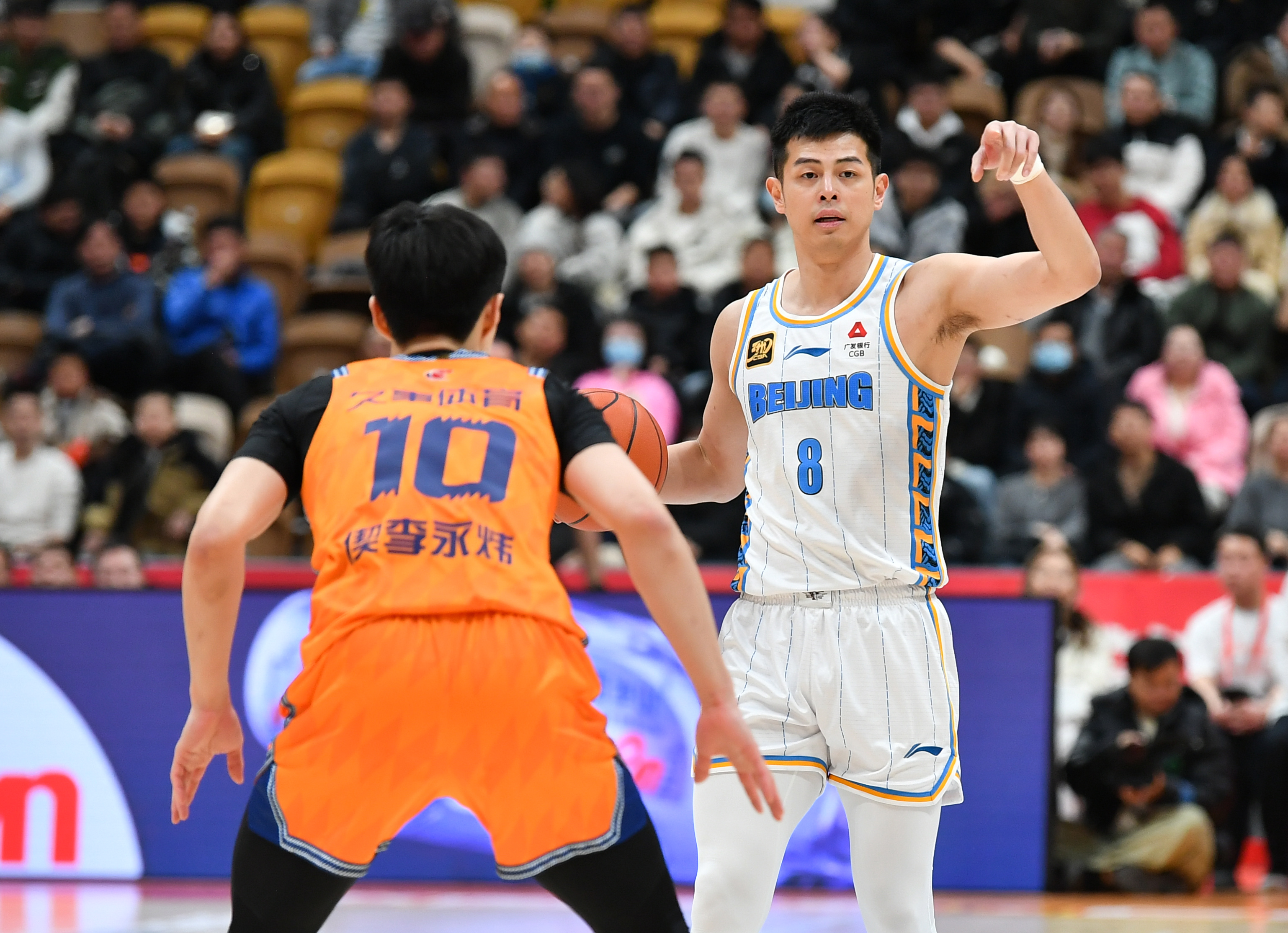 爱游戏平台密尔沃基雄鹿迎CBA常规赛关键赛；窗口期再遭质疑；更衣室稳定；更衣室氛围转暖的简单介绍